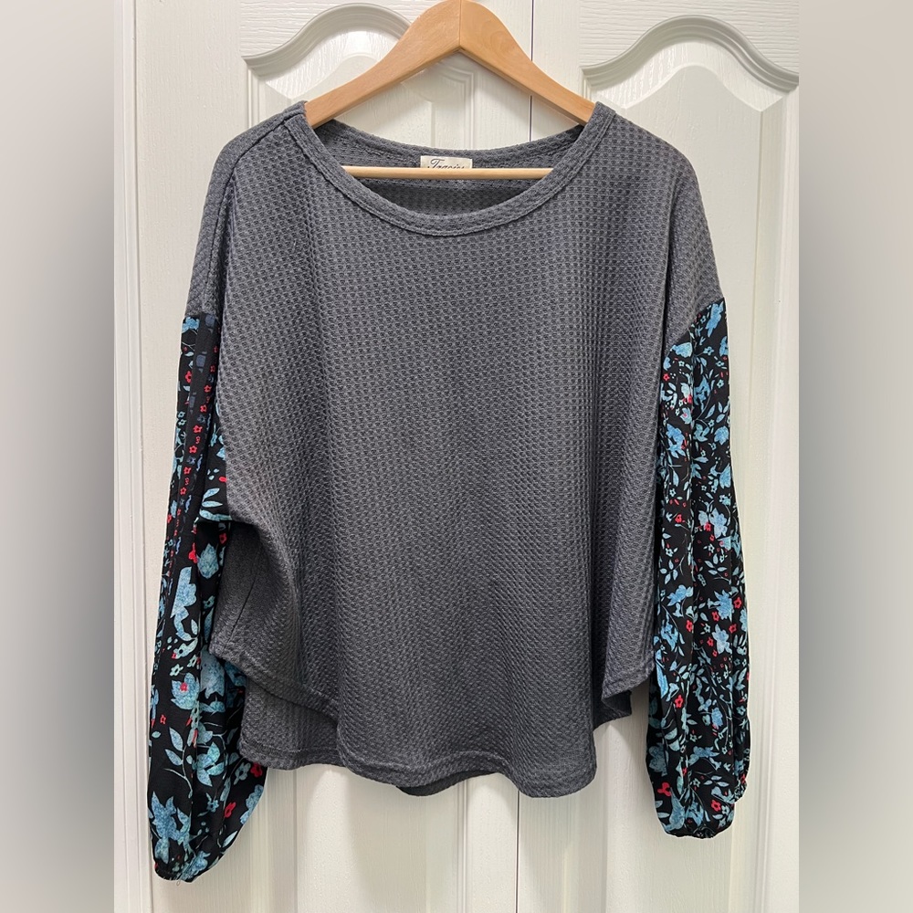 NWOT Thermal top with printed floral sleeve in size medium